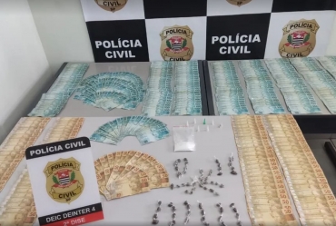 Polícia Civil prende suspeito de 'delivery' de drogas com R$ 35 mil em dinheiro escondido em casa