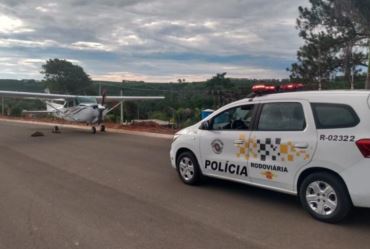Avião faz pouso forçado em rodovia do interior de SP