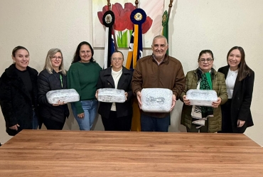 Prefeitura de Sarutaiá entrega retroprojetores para fortalecer o ensino na rede municipal