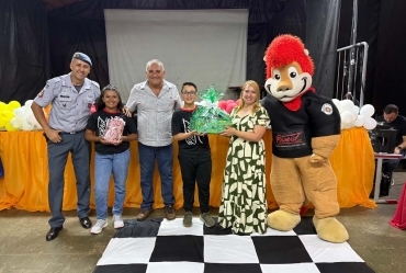 Crianças dos 5ºs anos realizam formatura do Proerd em Sarutaiá