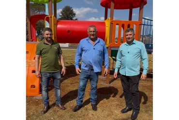 Prefeitura de Sarutaiá inicia entrega de novo playground na Praça da Criança