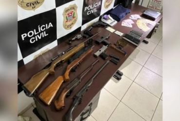 Polícia prende dupla com diversas armas e encontra corpo enterrado em propriedade rural 