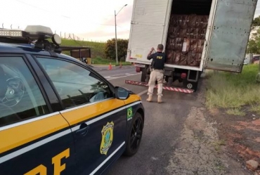 Caminhoneiro é preso com mais de 250 mil maços de cigarros contrabandeados em Fartura