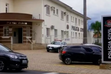 Suspeita de prostituir filha de 8 anos para comprar drogas se entrega à polícia