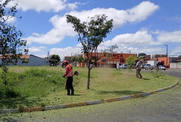 Ações de roçada e limpeza intensificam cuidado com espaços públicos em Avaré