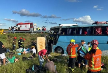 Ônibus com passageiros capota e deixa feridos em Santa Cruz do Rio Pardo