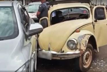 Motorista de Fusca bate em moto e carro estacionados no centro de Sarutaiá