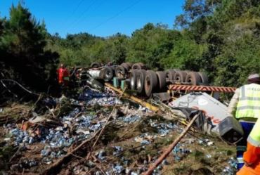 Imagens mostram carreta com cervejas capotada em rodovia no interior de SP