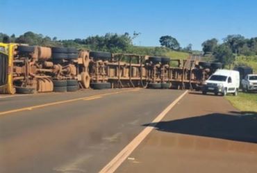 Trecho da Rodovia João Mellão é interditado após tombamento de caminhão