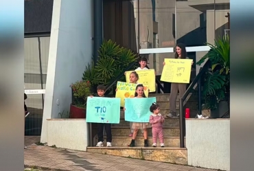 Serenata de crianças emociona professor de música internado em hospital