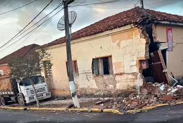 Caminhão perde freio em subida e atinge casa e comércio em Tejupá