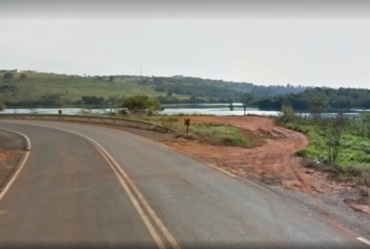 Motociclista fica gravemente ferido ao atingir defensa metálica às margens de estrada vicinal em Tejupá