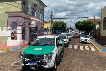Prefeitura encerra o ano com desfile de 32 veículos novos adquiridos pela atual administração