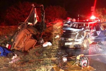 Grave acidente envolvendo dois carros em Coronel Macedo