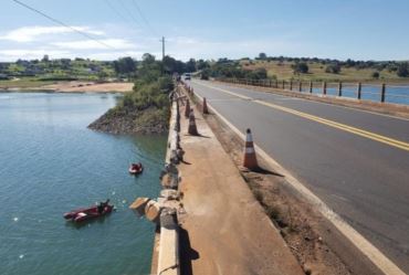  Bombeiros resgatam 3 corpos após queda de veículos de ponte no Rio Paranapanema 