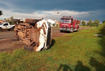 Ambulância capota e mobiliza bombeiros em rodovia de Taquarituba 