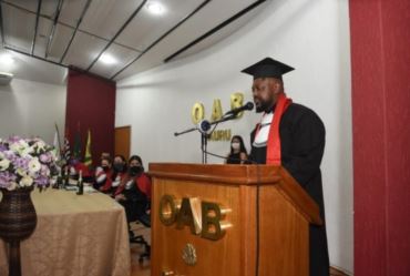 Filho de ex-cortadores de cana leva facão e enxada na formatura