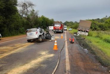 Motorista de carro morre em acidente com caminhão em rodovia de Itaí