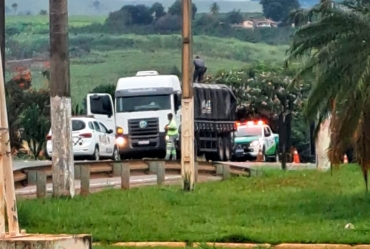 Polícia Militar apreende caminhão lotado de cigarros contrabandeados em Fartura